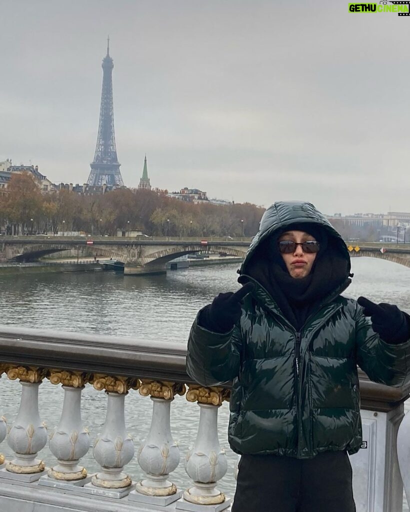 Emma Chamberlain Instagram - i ❤️ 🐦🥐⛄️⛸️🎡 Paris, France
