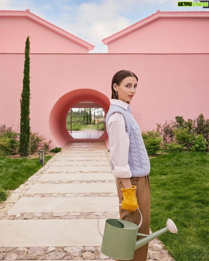 Emma Chamberlain Instagram - gardening with @lancomeofficial 🌳 at their home in the south of france #Lancome #LancomexEmma watch season 2 of “how do you say beauty in french” with me and @lancomeofficial on youtube ☺️ South of France