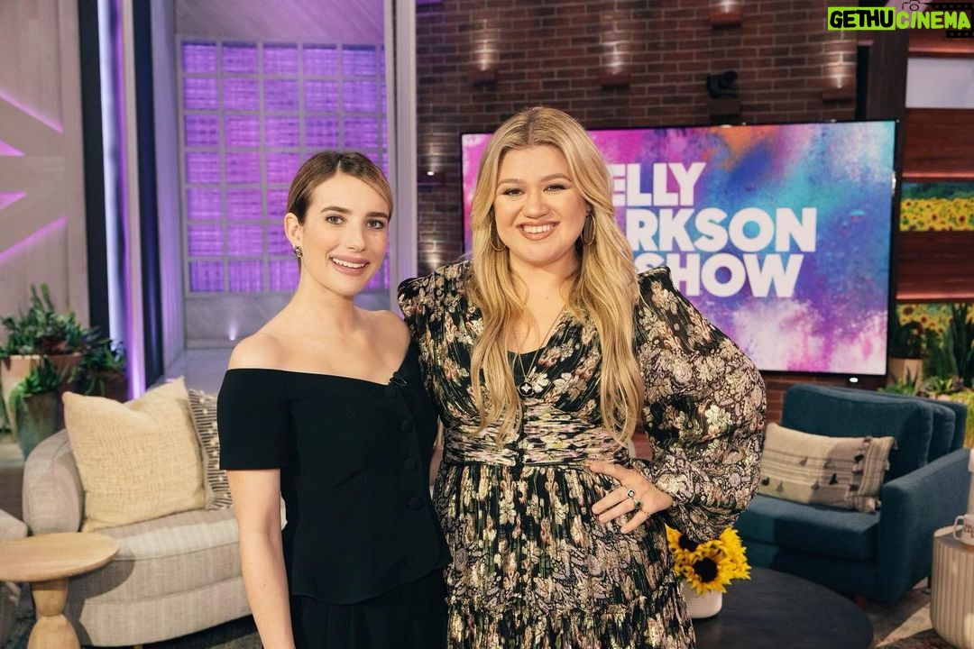 Emma Roberts Instagram - tune in to me on @kellyclarkson @nbc today talking #maybeido 💖