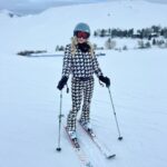 Emma Roberts Instagram - Starting the year off right ⛷️ 💋