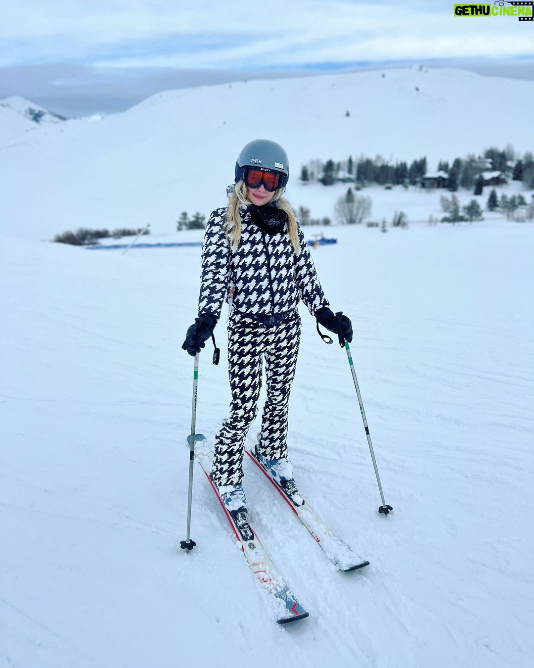 Emma Roberts Instagram - Starting the year off right ⛷️ 💋