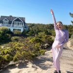 Emma Roberts Instagram - thank you @airbnb for the stay & making my #MDW memorable 🏖️ long weekends out east are the best 💙🌊☀️