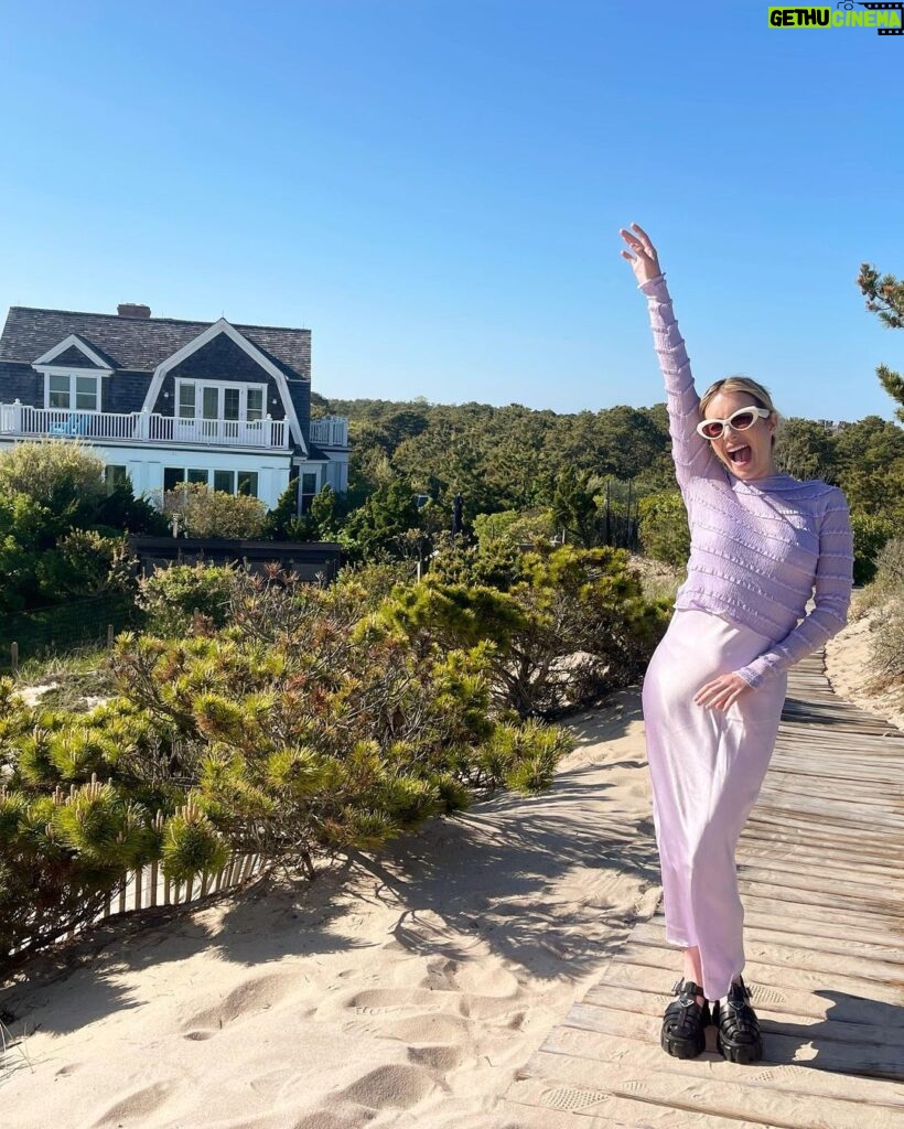 Emma Roberts Instagram - thank you @airbnb for the stay & making my #MDW memorable 🏖️ long weekends out east are the best 💙🌊☀️