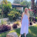 Emma Roberts Instagram – I don’t know what I like more…the desert or dessert 🌴 🍦