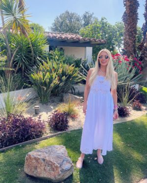 Emma Roberts Instagram - I don’t know what I like more…the desert or dessert 🌴 🍦