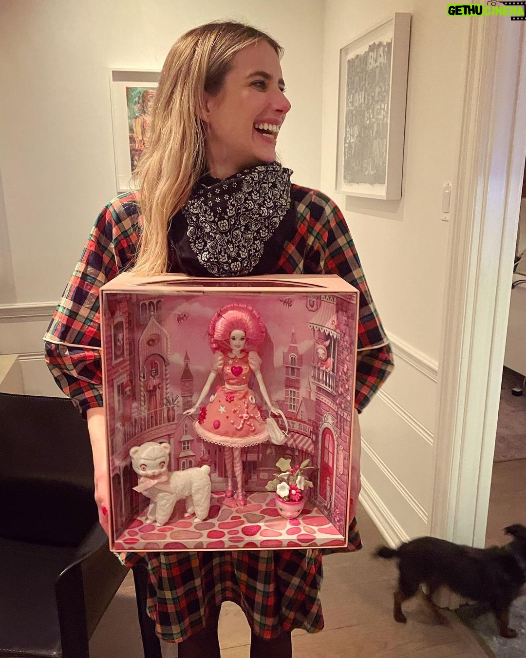 Emma Roberts Instagram - Went full psycho for the @markryden doll of my dreams! Thank you 🌟 @sweeneydavidm & @realestateartdesign 🎄