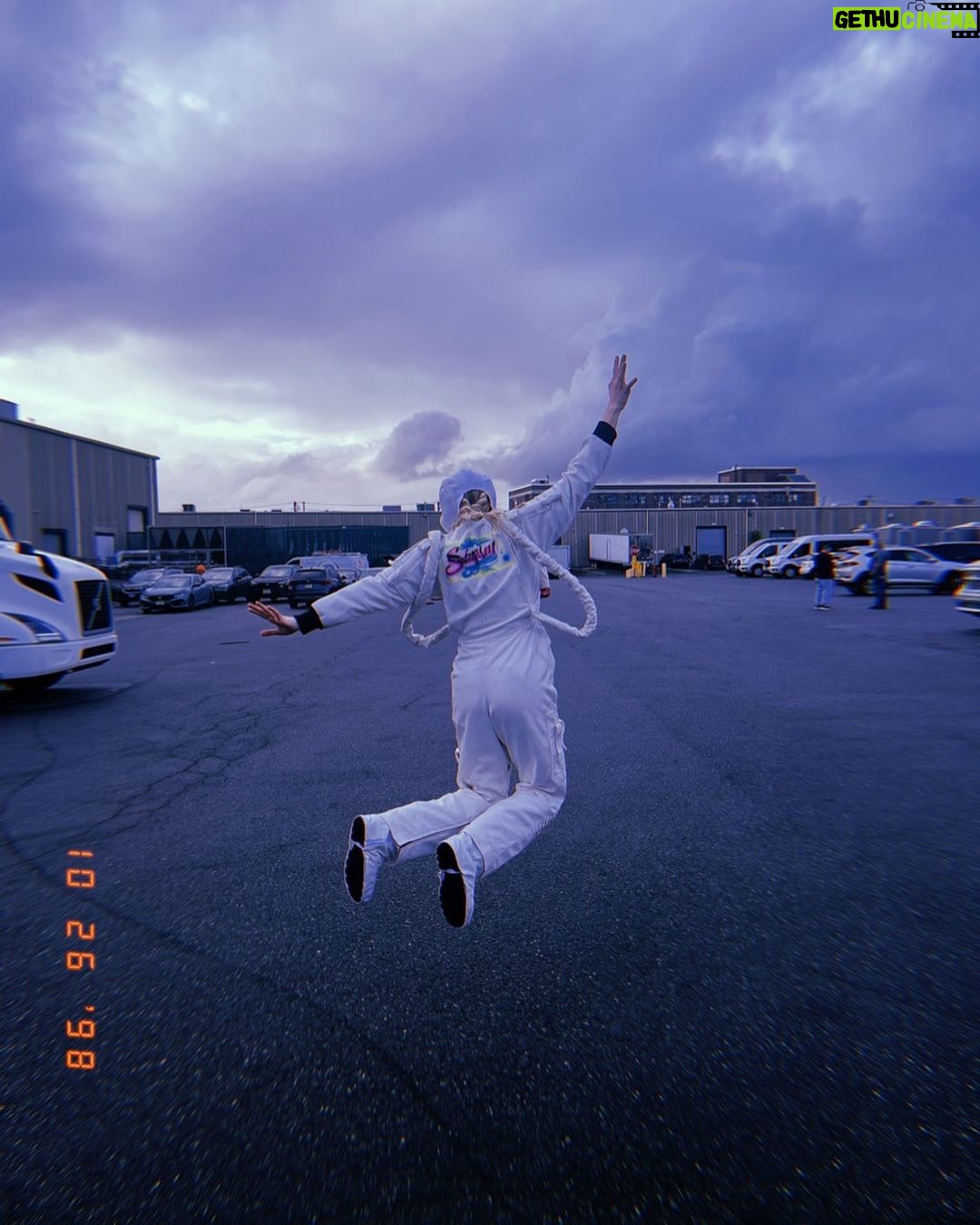 Emma Roberts Instagram - That’s a wrap on my dream project #spacecadet 💫 🌍 thank you to my fearless writer and director @lizgarciaofficial and everyone else who made this happen @stampedeventures ❤️ can’t wait for you guys to see this one!
