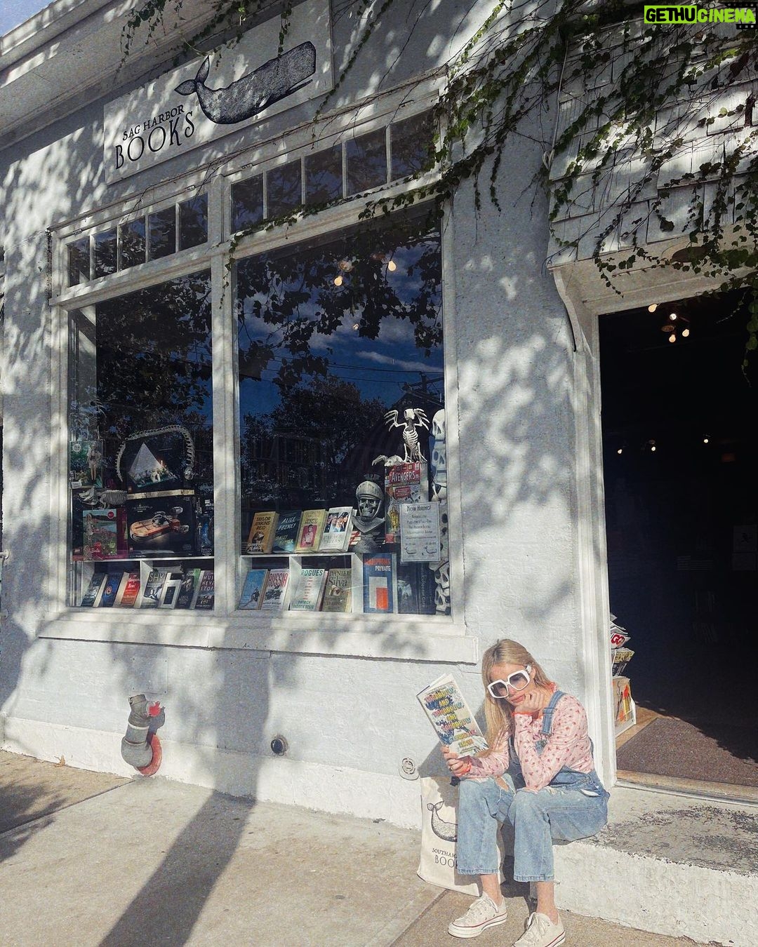 Emma Roberts Instagram - just a girl at a bookstore @belletrist 🍎 📖 @sagharborsouthamptonbooks @gabriellezevin #tomorrowandtomorrowandtomorrow 💘