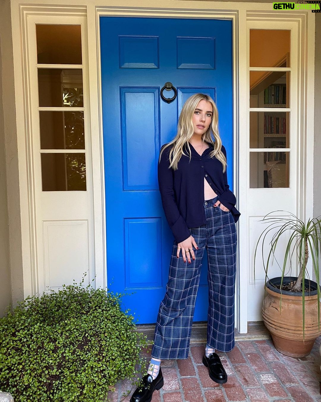 Emma Roberts Instagram - Finally feels like fall in my new favorite @madewell denim #madewellpartner #ad 👖 💙