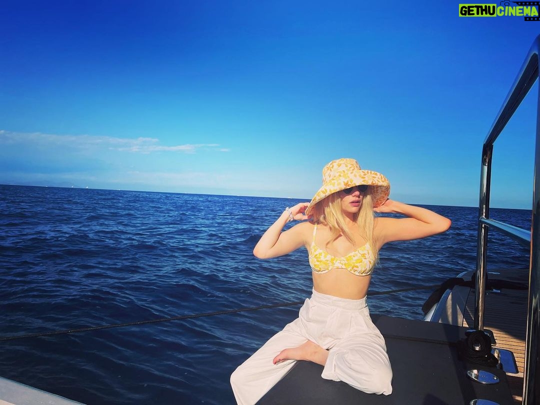 Emma Roberts Instagram - “She loves the serene brutality of the ocean, loves the electric power she felt with each breath of wet, briny air.” -Holly Black