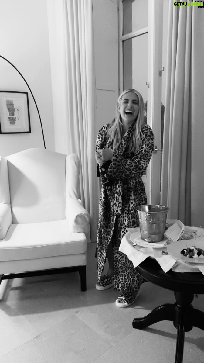 Emma Roberts Instagram - we’ve arrived @britelkin @kakeykake @kellygrace1010 @nickwalkerstudio 🥂 @dolcegabbana @matthewgebbert 🐆 ❤️