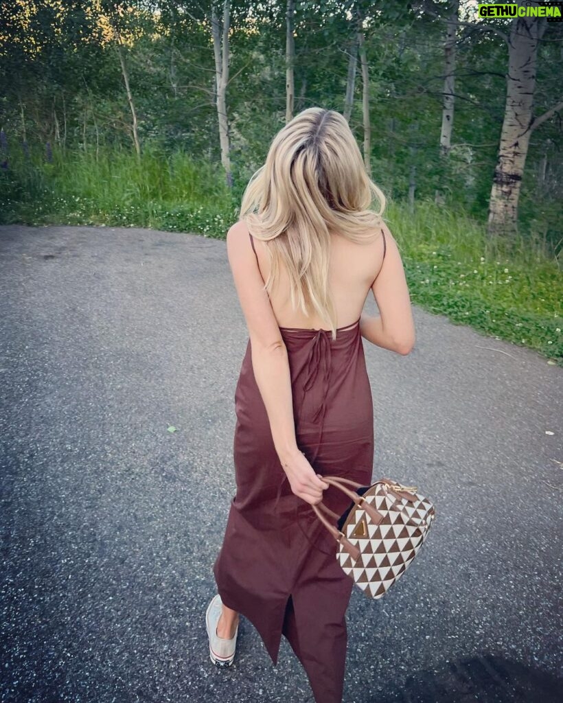 Emma Roberts Instagram - swipe for happiness 🏔🤎