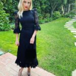Emma Roberts Instagram - @thevampireswife 🖤 for the premiere of #firstkill ❤️binge it NOW on @netflix ! @belletrist