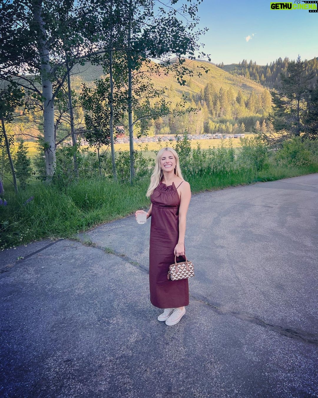 Emma Roberts Instagram - swipe for happiness 🏔🤎