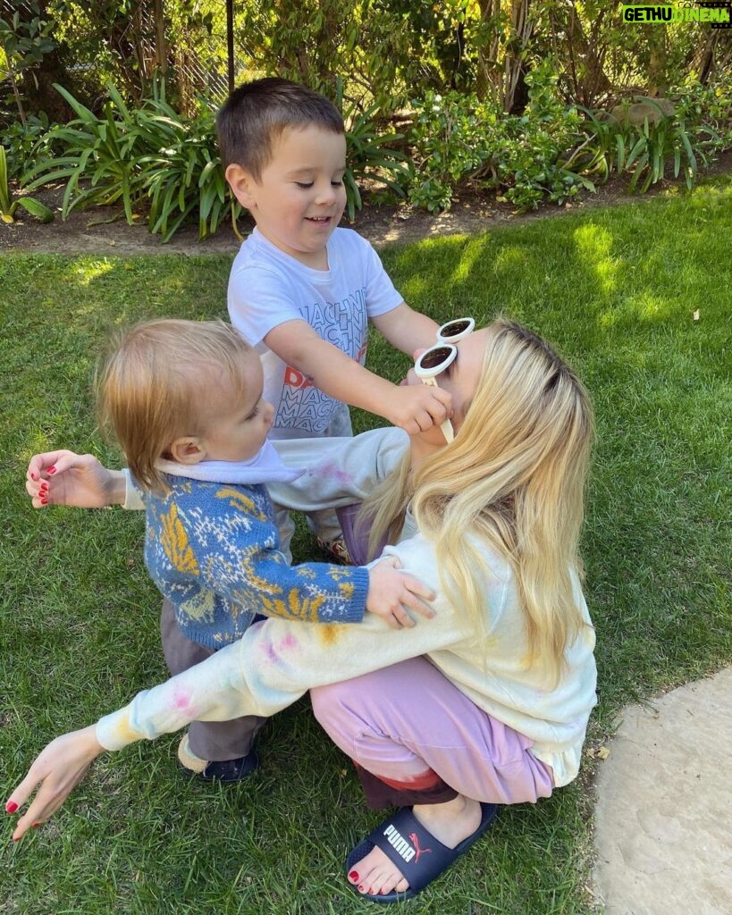 Emma Roberts Instagram - thank you for styling me boys 😎➡️🥴 best day with Henry and Rhodes 📸 my sis @britelkin ❤️