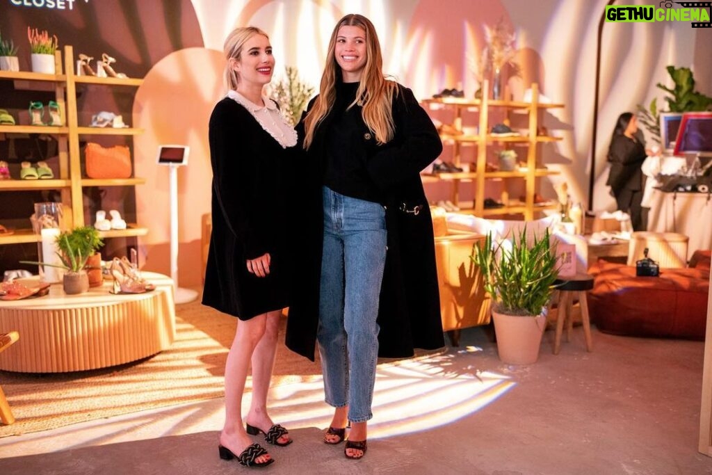 Emma Roberts Instagram - Had a great time stopping by the @vincecamuto #invinciblevc pop up in NYC! Such a inspiring and unique day! 👠 ❤️