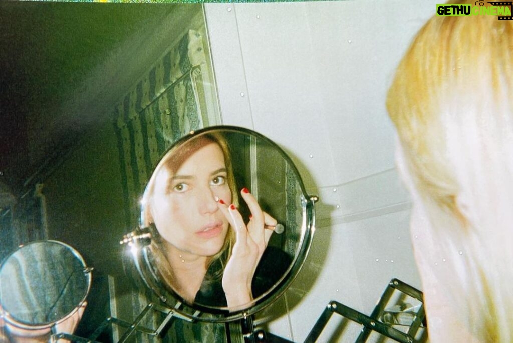 Emma Roberts Instagram - face for 31 💄 📸 @kpreiss
