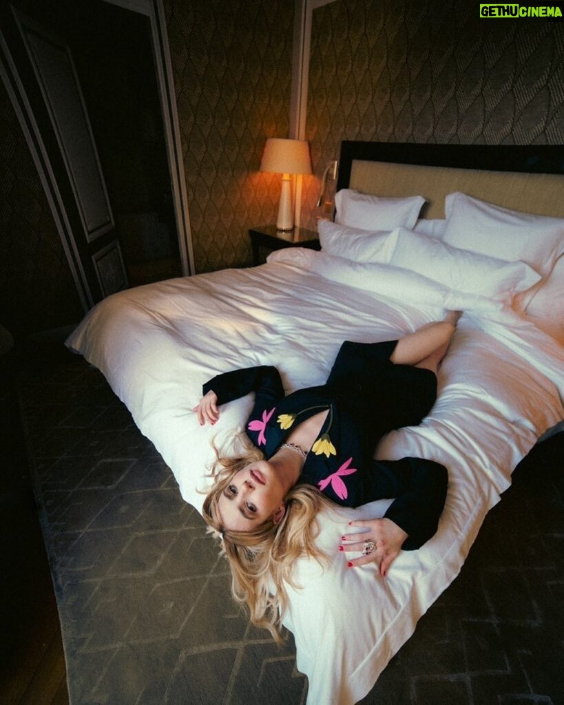 Emma Roberts Instagram - Paris is always a good idea 🇫🇷 @julesfaure 📸