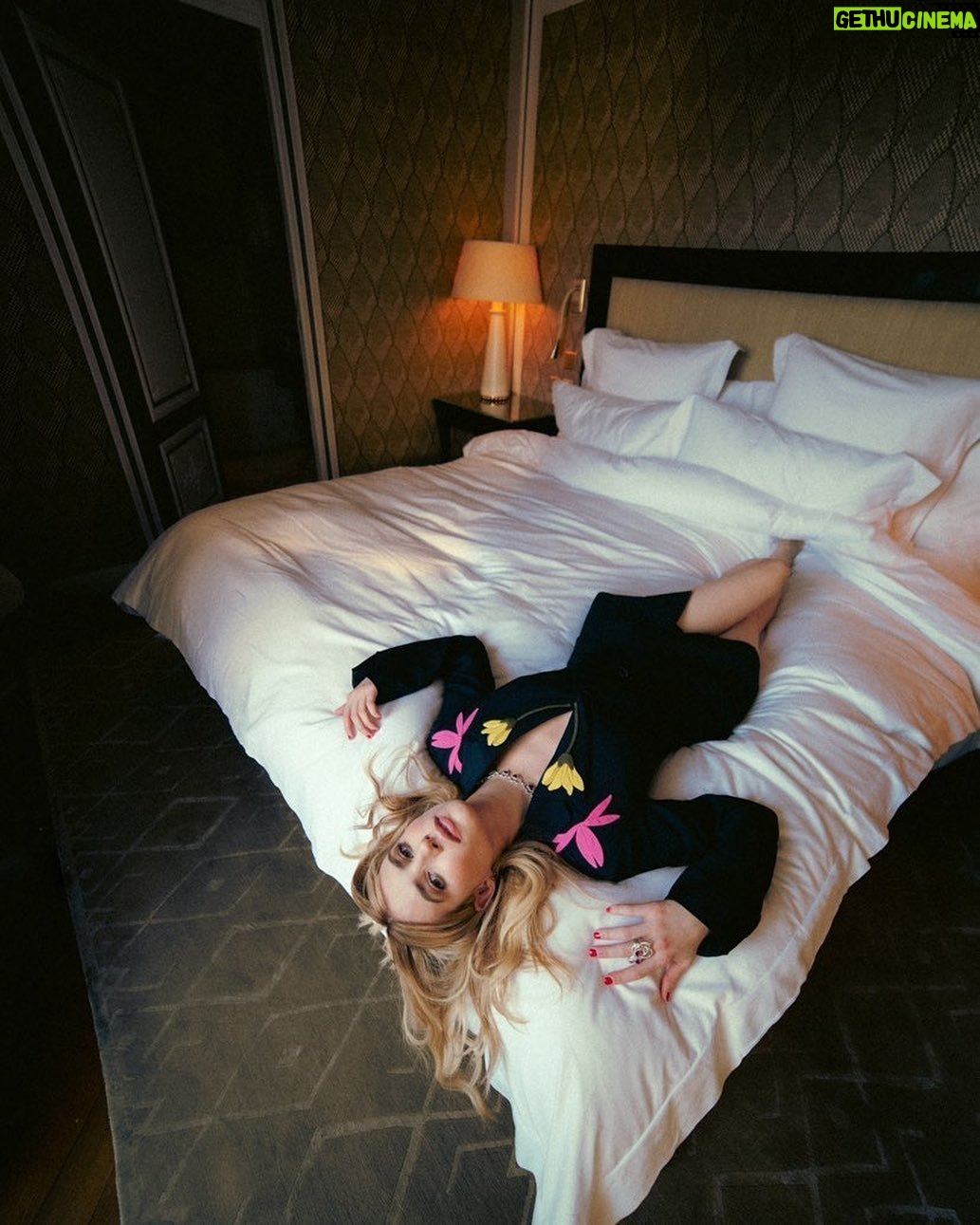 Emma Roberts - 563.8K Likes - Paris is always a good idea š«š· @julesfaure šø