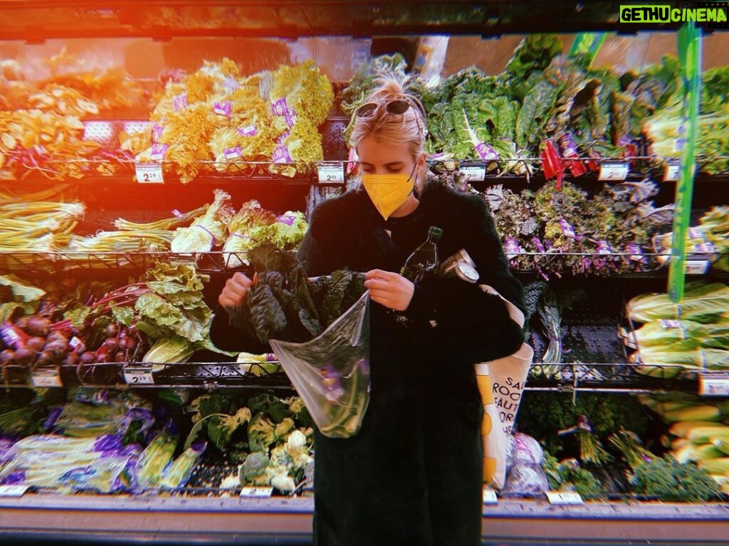 Emma Roberts Instagram - Get your greens 🥬 💚 📸 @lilykershaw