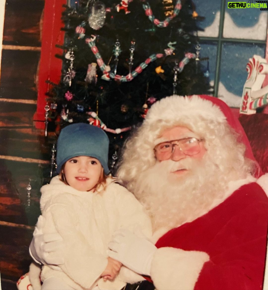 Emma Roberts Instagram - Merry Christmas everybody!! ❤️