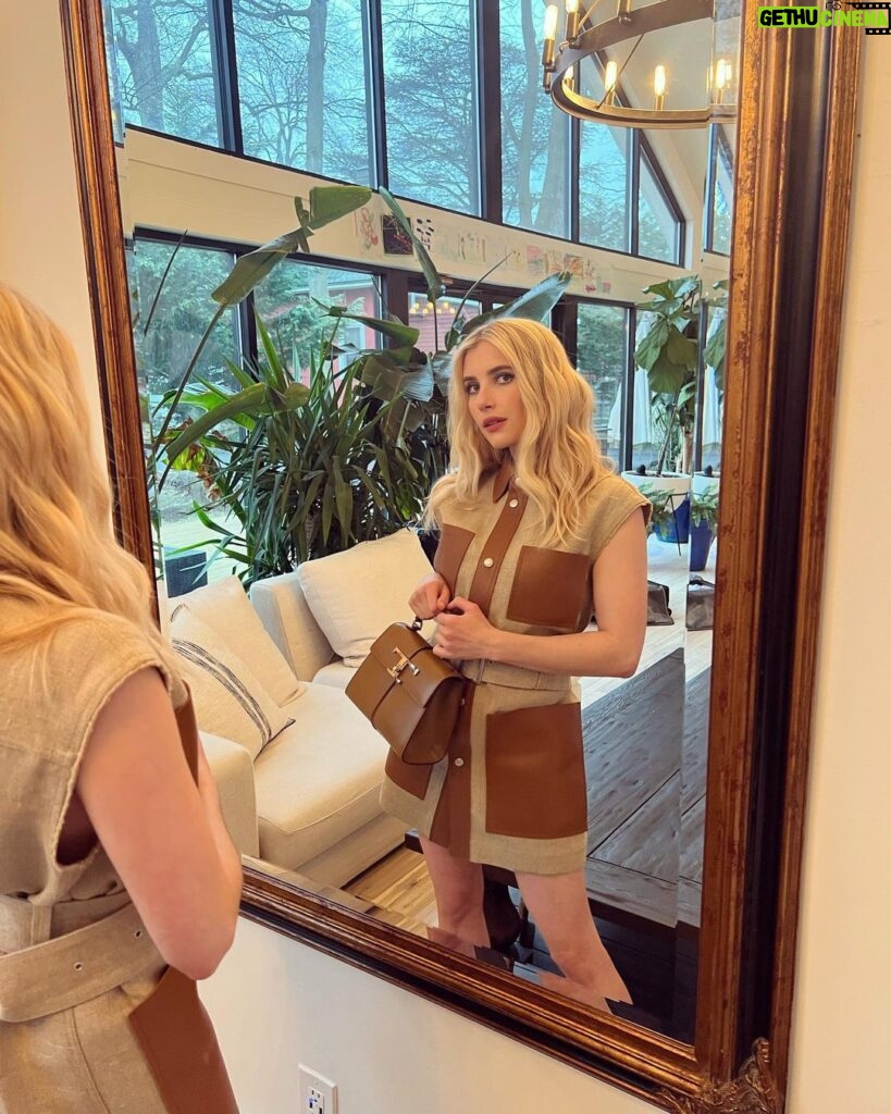 Emma Roberts Instagram - Getting ready for #todsitalianbeauty virtual parterre 👜 Watch with me on February 25th at 9.30 AM CET ✌🏻 #tods #todsfw22 @tods @walterchiapponi 💋