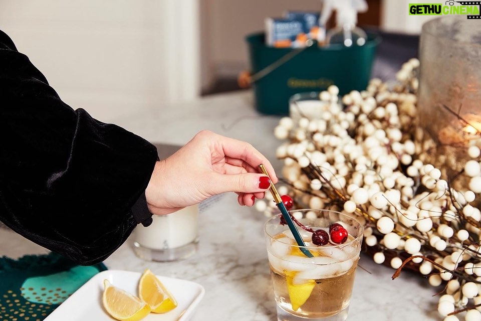 Emma Roberts Instagram - Love using my Grove Co. clean-burning candles and local, fresh seasonal items in my holiday centerpieces! I’m really trying to be more mindful of sustainable holiday hosting as it can be a wasteful time of year. More eco-friendly hosting tips to keep in mind, below! Make sure to tell me about your holiday plans in the comments! ⭐️ 🍴 Try to avoid single-use disposable tableware (plates, utensils, napkins, and straws) 🍂 Upcycle your decorations and use compostable items like seasonal gourds or flowers! 🥧 Source food locally (don’t forget your reusable shopping bags) & use sustainable alternatives to plastic wrap for leftovers! @grovecollaborative has been essential in my sustainable home journey – make sure to check them out - link in bio! #grovepartner #beyondplastic #sustainability #ecofriendlyholidays