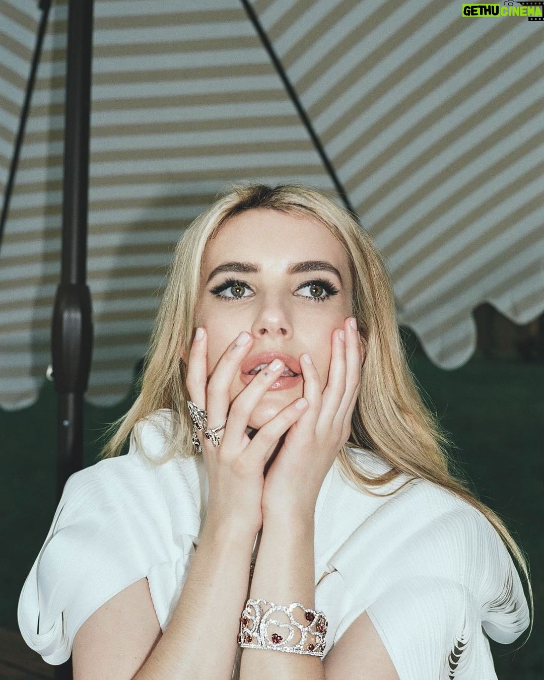 Emma Roberts - 496.1K Likes - āThe mind can calculate, but the spirit yearns, and the heart knows what the heart knows.ā - #stephenking @belletrist š§” š»