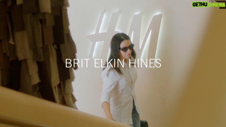 Emma Roberts Instagram - Love seeing @elkin styling these amazing denim looks with @hm As we get back into our routines or start to make new ones, we all need a little inspo! #HMxMe Watch this video to see my sister BFF @britelkin working her magic on some amazing denim looks with @hm #HMxMe