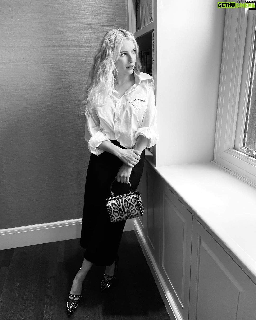 Emma Roberts Instagram - “There are certain qualities of light that blur the years.” @emilystjohnmandel 📚 #stationeleven one of my absolute favorite books @belletrist