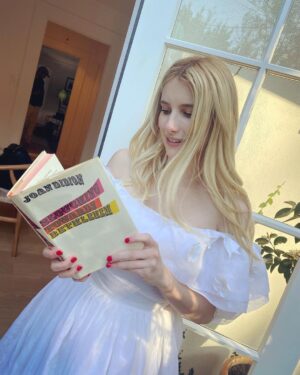 Emma Roberts Instagram - #firstedition #joandidion for my 30th ⭐️ @sweeneydavidm & @semanovich @realestateartdesign 💕🧡💛