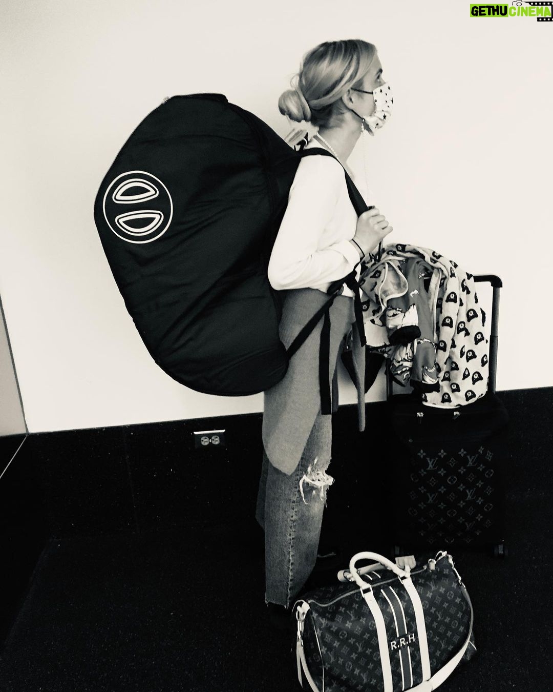 Emma Roberts Instagram - To the people who asked if I’m backpacking - I’m flattered! But no. It’s a car seat/stroller 🤣 👶🏼 💙🍼