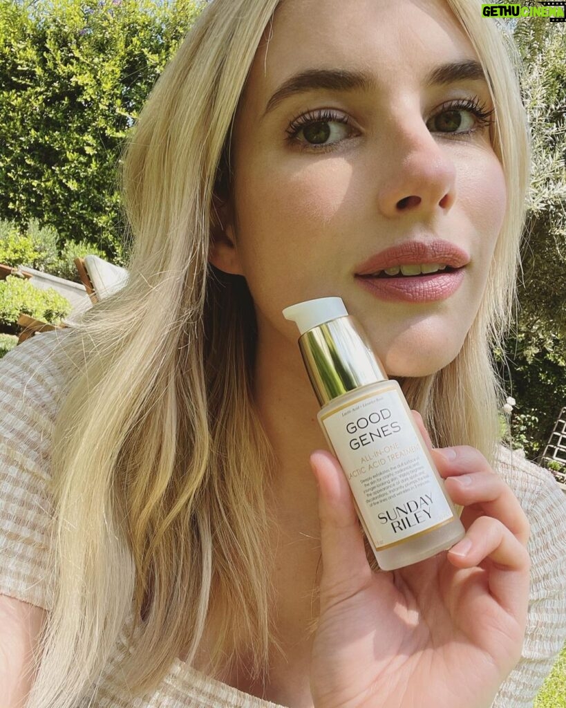 Emma Roberts Instagram - The best new part of my skincare routine? Good Genes! This treatment serum has totally transformed my morning and evening skincare rituals. Just two pumps and my skin is GLOWING in minutes! @sundayriley @sephora #SundayRileyPartner 🧖🏼‍♀️