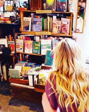 Emma Roberts Instagram - 🐳 📖 weekend trip 💜💙