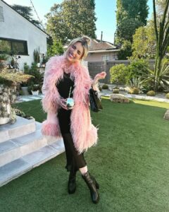 Emma Roberts Instagram - L O V E R 💗