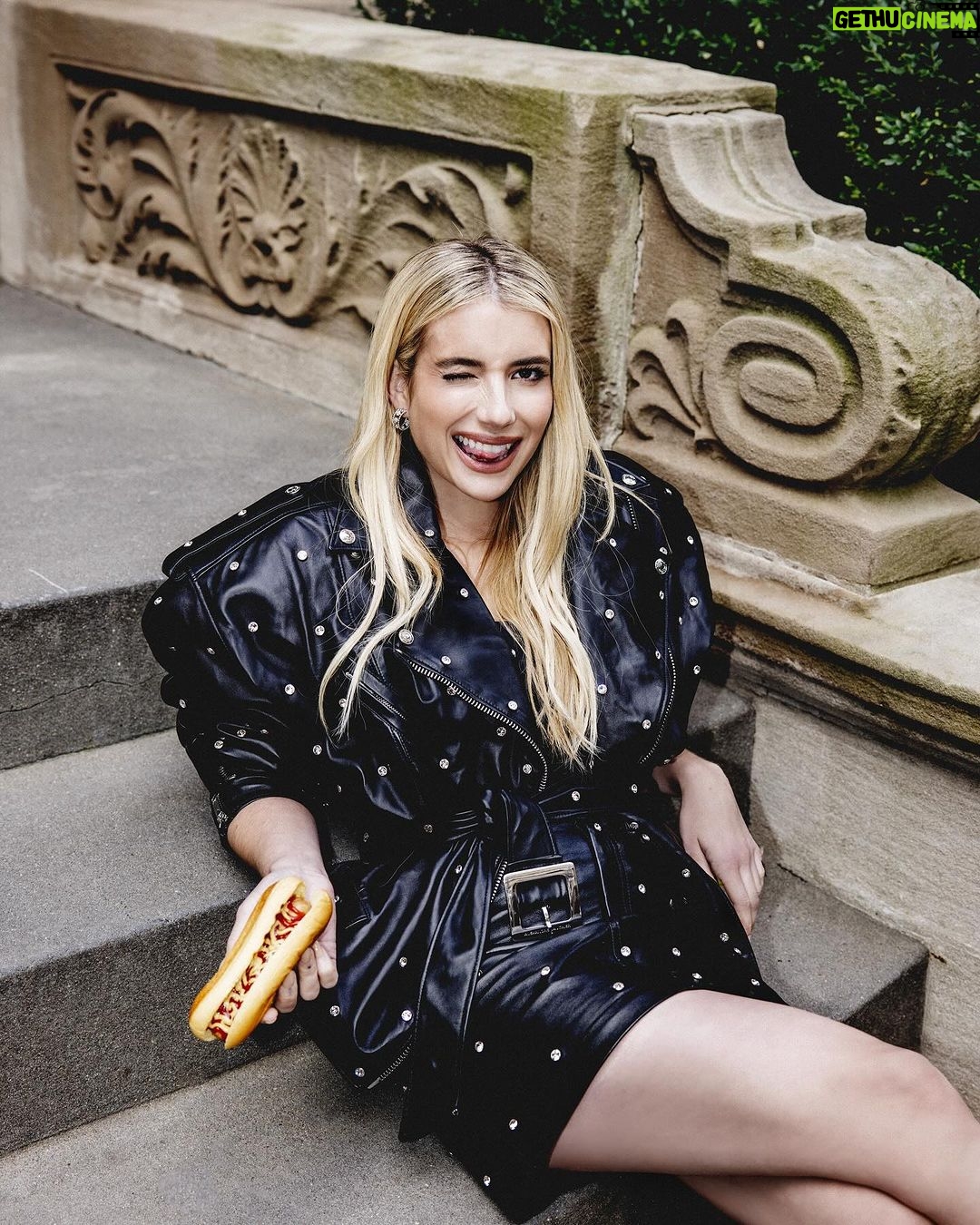 Emma Roberts Instagram - Wir folgen @EmmaRoberts auf Schritt und Tritt in die neue Saison! 🤌✨ In unserer Februar-Ausgabe macht sie New York City unsicher – und das in urbanen Looks mit unwiderstehlichem Charme. Neben 16 Seiten davon, liefern wir dir auch ein doppelseitiges Interview mit der Schauspielerin, in dem sie über ihre Rolle in ‘American Horror Story’ sowie ihre Looks vor und abseits der Kamera spricht. Ab morgen am Kiosk erhältlich! 💗 . Fotos: Tyler Patrick Kenny/Tunnel Media Group Styling & Creative Direction: Lynn Schmidt Haare: Ryan Trygstad/Crosby Carter Management Make-Up: Benjamin Puckey/The Wall Group Maniküre: Noriko Yamanaka/See Management Assistenz Foto: Reno Ronquillo, Madi Sileo Assistenz Styling: Anastasia Vraka Produktion: Tunnel Media Group Interview: Luca Sistig . Wir bedanken uns bei @themarkhotelny für die freundliche Unterstützung! . #instyle #instylegermany #emmaroberts