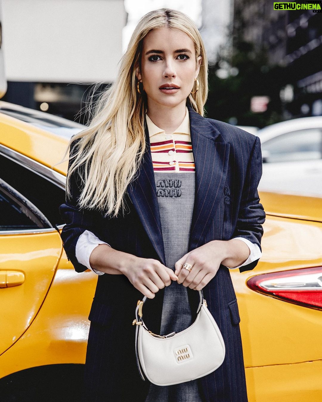 Emma Roberts Instagram - Wir folgen @EmmaRoberts auf Schritt und Tritt in die neue Saison! 🤌✨ In unserer Februar-Ausgabe macht sie New York City unsicher – und das in urbanen Looks mit unwiderstehlichem Charme. Neben 16 Seiten davon, liefern wir dir auch ein doppelseitiges Interview mit der Schauspielerin, in dem sie über ihre Rolle in ‘American Horror Story’ sowie ihre Looks vor und abseits der Kamera spricht. Ab morgen am Kiosk erhältlich! 💗 . Fotos: Tyler Patrick Kenny/Tunnel Media Group Styling & Creative Direction: Lynn Schmidt Haare: Ryan Trygstad/Crosby Carter Management Make-Up: Benjamin Puckey/The Wall Group Maniküre: Noriko Yamanaka/See Management Assistenz Foto: Reno Ronquillo, Madi Sileo Assistenz Styling: Anastasia Vraka Produktion: Tunnel Media Group Interview: Luca Sistig . Wir bedanken uns bei @themarkhotelny für die freundliche Unterstützung! . #instyle #instylegermany #emmaroberts
