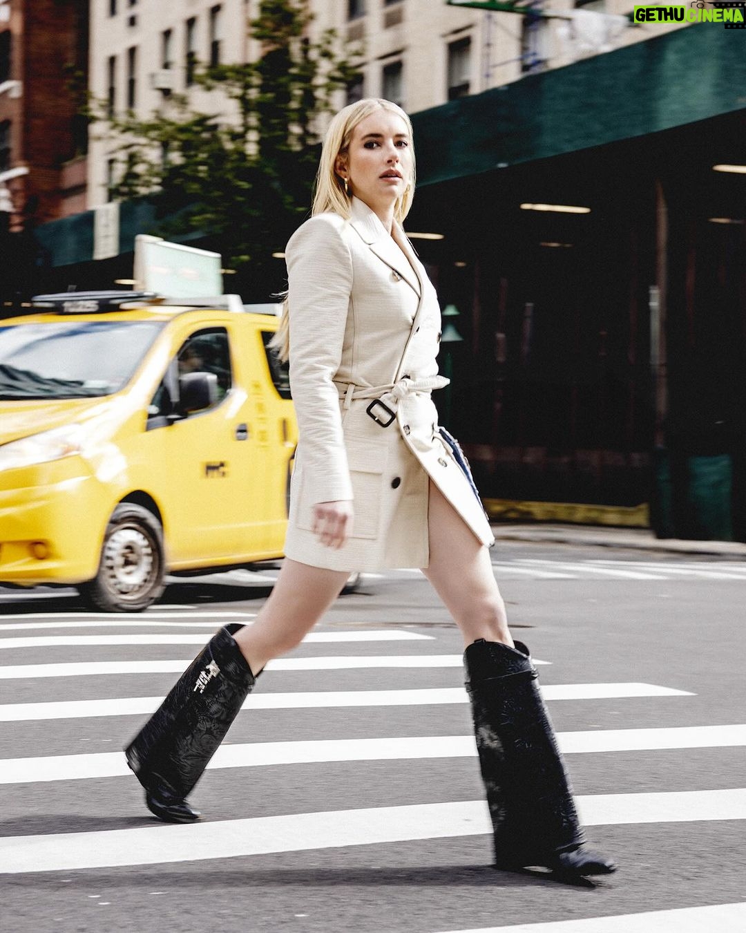 Emma Roberts Instagram - Wir folgen @EmmaRoberts auf Schritt und Tritt in die neue Saison! 🤌✨ In unserer Februar-Ausgabe macht sie New York City unsicher – und das in urbanen Looks mit unwiderstehlichem Charme. Neben 16 Seiten davon, liefern wir dir auch ein doppelseitiges Interview mit der Schauspielerin, in dem sie über ihre Rolle in ‘American Horror Story’ sowie ihre Looks vor und abseits der Kamera spricht. Ab morgen am Kiosk erhältlich! 💗 . Fotos: Tyler Patrick Kenny/Tunnel Media Group Styling & Creative Direction: Lynn Schmidt Haare: Ryan Trygstad/Crosby Carter Management Make-Up: Benjamin Puckey/The Wall Group Maniküre: Noriko Yamanaka/See Management Assistenz Foto: Reno Ronquillo, Madi Sileo Assistenz Styling: Anastasia Vraka Produktion: Tunnel Media Group Interview: Luca Sistig . Wir bedanken uns bei @themarkhotelny für die freundliche Unterstützung! . #instyle #instylegermany #emmaroberts