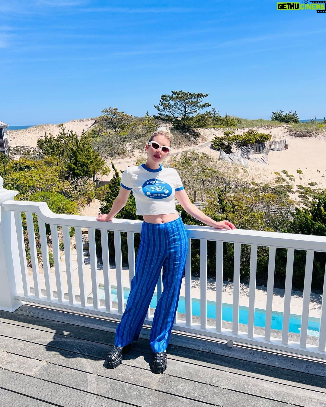 Emma Roberts Instagram - thank you @airbnb for the stay & making my #MDW memorable 🏖️ long weekends out east are the best 💙🌊☀️