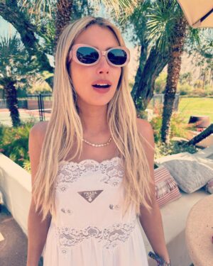 Emma Roberts Instagram - I don’t know what I like more…the desert or dessert 🌴 🍦