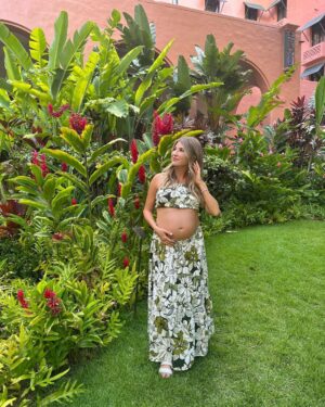 Emmy Buckner Instagram - lettin’ the belly hang loose 🤙🏼☀️🌈