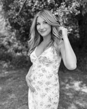 Emmy Buckner Instagram - I have so many names already, but I think Mama will be my favorite… 

Thank you Uncle @adwinbrown for the 📸 😘