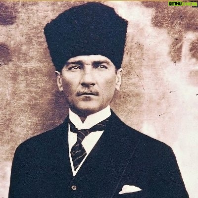 Engin Günaydın Instagram - Güzel ülkemizi bize emanet eden Ulu Önder Mustafa Kemal Atatürk’ü ve aziz şehitlerimizi rahmet ve minnetle anıyorum… Zafer Bayramımız mutlu ve kutlu olsun…