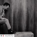 Engin Günaydın Instagram - Her röportajında canlı müzikten bahsetmesi beni çok güldürmüştü, bunu kendisiyle de paylaşıyorum. “Canlı enstrüman beni çok etkiliyor,” diyor, “Kemanı, trombonu canlı dinlemeyi severim. Orkestrası olan grupları dinlemeye gidiyorum. Onları canlı dinlemek haz veriyor. Bir de onlara bakabiliyorum.” Güldüğüm şey de bu zaten: Canlı müziği sevmesinin nedeni, sahneye bakabilmesi! Kendisi de kahkaha atıyor, bir yandan da “Ne yapayım yani?” dercesine açıklıyor: “Müzik banttan olunca nereye bakacağım ki? Bu tarafa bakamıyorsun, adam kıllanıyor benim kıza mı bakıyor diye. Oraya bakıyorsun, gay miyim diye kıllanıyor. Nereye bakacağımı şaşırıyorum. Ruh hastası bir kedi vardı. O bazen duvara bakıp kalıyordu. Ben de bir keresinde barda kendimi o kedi gibi duvara bakarken buldum.” Yazı @ozgedinc Fotoğraf @merzincan Moda Editörü @duygualtiparmak #engingünaydın #esquireturkiye #ailearasında #engingunaydin