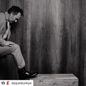 Engin Günaydın Instagram - Her röportajında canlı müzikten bahsetmesi beni çok güldürmüştü, bunu kendisiyle de paylaşıyorum. “Canlı enstrüman beni çok etkiliyor,” diyor, “Kemanı, trombonu canlı dinlemeyi severim. Orkestrası olan grupları dinlemeye gidiyorum. Onları canlı dinlemek haz veriyor. Bir de onlara bakabiliyorum.” Güldüğüm şey de bu zaten: Canlı müziği sevmesinin nedeni, sahneye bakabilmesi! Kendisi de kahkaha atıyor, bir yandan da “Ne yapayım yani?” dercesine açıklıyor: “Müzik banttan olunca nereye bakacağım ki? Bu tarafa bakamıyorsun, adam kıllanıyor benim kıza mı bakıyor diye. Oraya bakıyorsun, gay miyim diye kıllanıyor. Nereye bakacağımı şaşırıyorum. Ruh hastası bir kedi vardı. O bazen duvara bakıp kalıyordu. Ben de bir keresinde barda kendimi o kedi gibi duvara bakarken buldum.” Yazı @ozgedinc 
Fotoğraf @merzincan 
Moda Editörü @duygualtiparmak 
#engingünaydın #esquireturkiye #ailearasında #engingunaydin