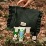 EnjoyPhoenix Instagram - Edit : Concours terminé ! ✨ CONCOURS DE NOËL ✨ Aujourd'hui, nous faisons gagner à 3 d'entre vous notre coffret sur-mesure spécial Noël ! II contient : - notre pochette à volants vert forêt (édition limitée) - 5 produits de votre choix parmi notre sélection Pour participer, il vous suffit : - d'être abonné.e aux comptes @leavesandclouds et @enjoyphoenix - de liker cette publication - de commenter cette publication Augmentez vos chances en partageant le concours en story ! ✨Tirage au sort vendredi 8 Décembre à midi ! Notre équipe vous souhaite de belles fêtes de fin d'année #leavesandclouds #concours ❄️