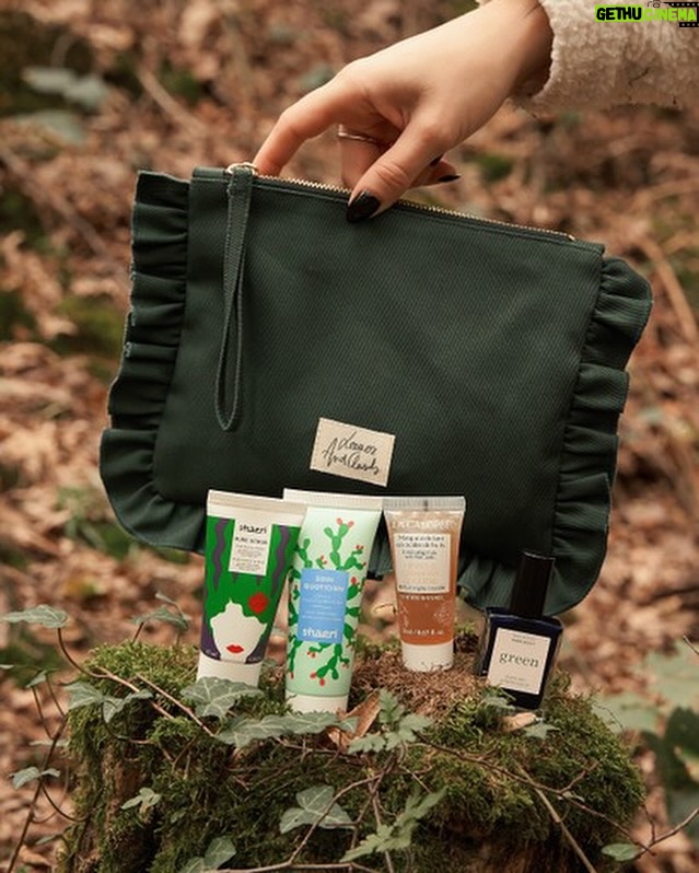 EnjoyPhoenix Instagram - Edit : Concours terminé ! ✨ CONCOURS DE NOËL ✨ Aujourd'hui, nous faisons gagner à 3 d'entre vous notre coffret sur-mesure spécial Noël ! II contient : - notre pochette à volants vert forêt (édition limitée) - 5 produits de votre choix parmi notre sélection Pour participer, il vous suffit : - d'être abonné.e aux comptes @leavesandclouds et @enjoyphoenix - de liker cette publication - de commenter cette publication Augmentez vos chances en partageant le concours en story ! ✨Tirage au sort vendredi 8 Décembre à midi ! Notre équipe vous souhaite de belles fêtes de fin d'année #leavesandclouds #concours ❄️