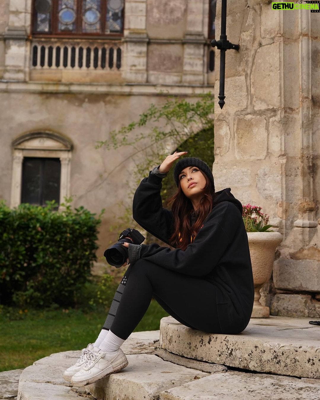 EnjoyPhoenix Instagram - L’enquête paranormale au Château de Veauce ( le château de la Dame Blanche ) est en ligne 👀 Je suis tellement fière de cette vidéo, elle fait 1h30, et on a vraiment eu des résultats auxquels on ne s’attendaient pas … 🥲 J’entends parler du fantôme de Lucie depuis petite, ça m’a beaucoup touchée de pouvoir aller dans cet endroit pour tenter de rentrer en contact avec elle, je vous laisserais regarder la vidéo pour savoir si nous avons réussi … 🤞🏻