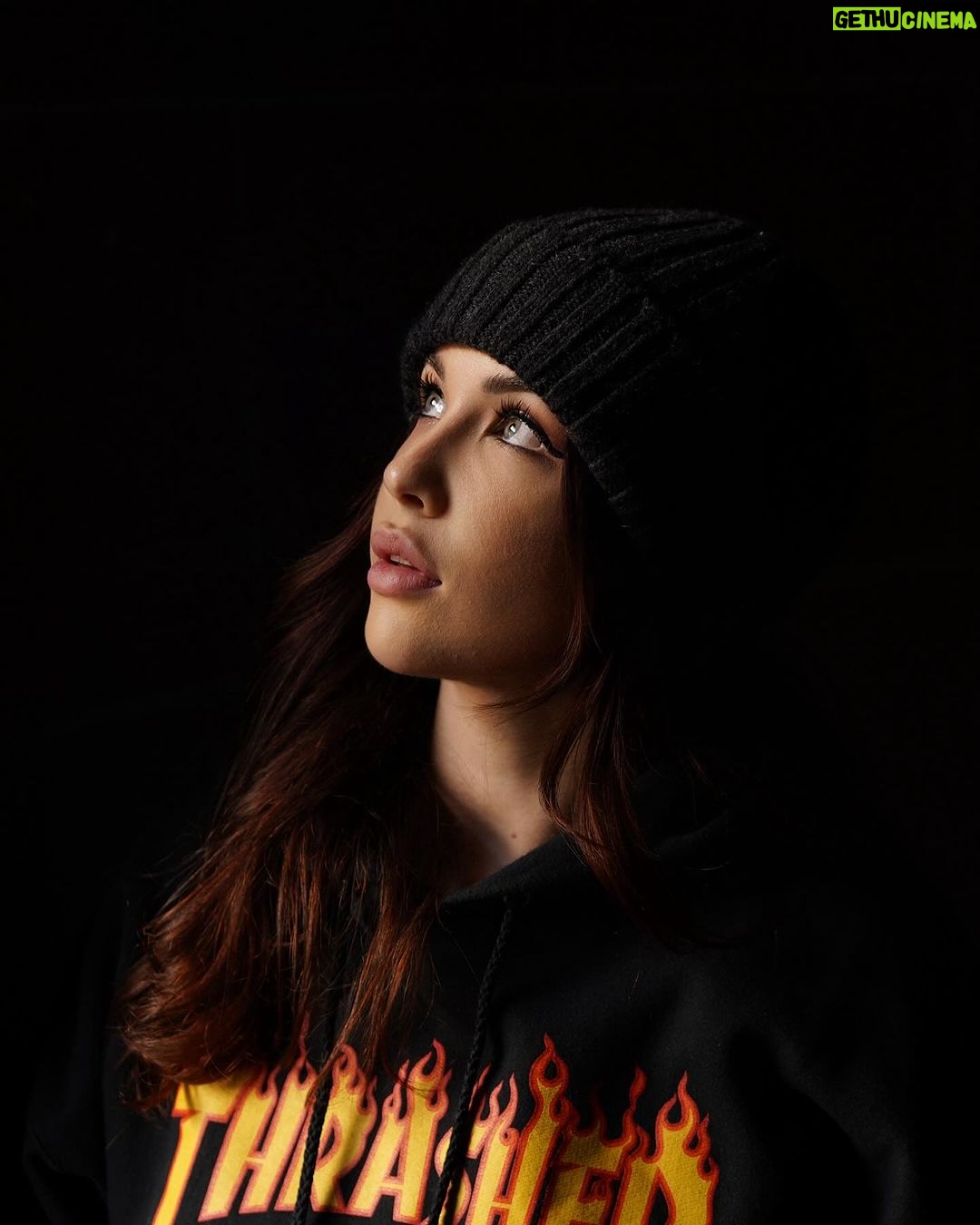 EnjoyPhoenix Instagram - L’enquête paranormale au Château de Veauce ( le château de la Dame Blanche ) est en ligne 👀 Je suis tellement fière de cette vidéo, elle fait 1h30, et on a vraiment eu des résultats auxquels on ne s’attendaient pas … 🥲 J’entends parler du fantôme de Lucie depuis petite, ça m’a beaucoup touchée de pouvoir aller dans cet endroit pour tenter de rentrer en contact avec elle, je vous laisserais regarder la vidéo pour savoir si nous avons réussi … 🤞🏻