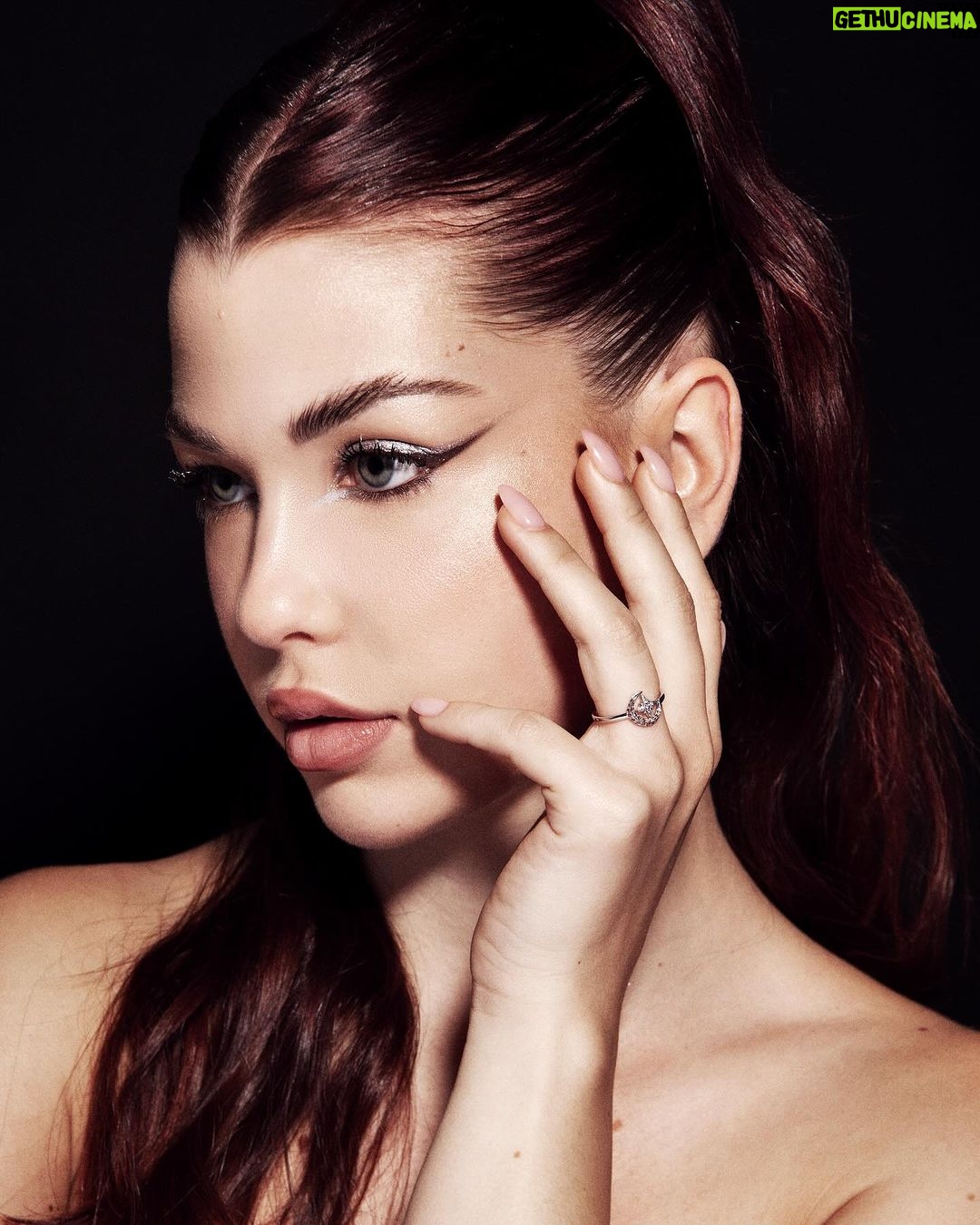EnjoyPhoenix Instagram - Vous avez tellement aimé ma co-creation avec @courbetofficial que vous en avez fait un des best-seller…👀 On a donc décidé de prolonger la collaboration pendant encore un an et ça c'est fou 💍 vous pourrez encore vous la procurer en 2024 💎 Pour rappel, la bague Galatée est faite en or recyclé 18K et sertie de diamants de laboratoire cognac et blancs. Pour fêter ça je vous propose de gagner ma bague dans la couleur d’or de votre choix 🥹( valeur 1490€ ) Pour participer vous devez : ✨Suivre les comptes @enjoyphoenix et @courbetofficial ✨Me dire en commentaires la couleur de la bague que vous voudriez gagner 🤍 ✨Liker le post (Concours terminé) Merci pour tout le soutien que vous m'avez apporté cette année encore, j'espère que ce cadeau vous fait plaisir✨ #SustainableJewellery Paris, France